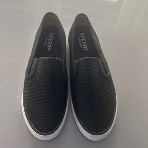Sporty top slider shoes